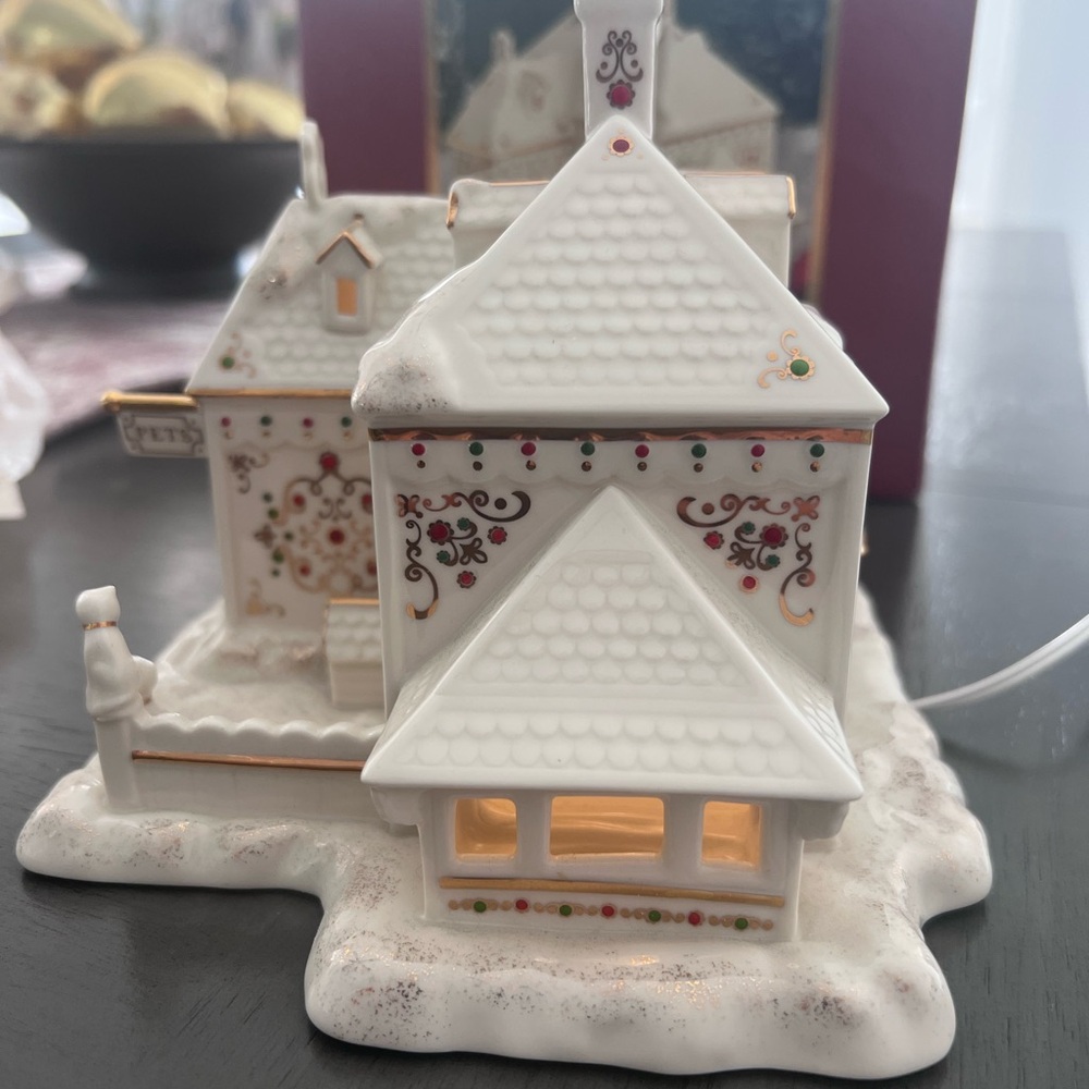 Lenox Mistletoe Park Pet shoppe Village - Picture 3 of 8